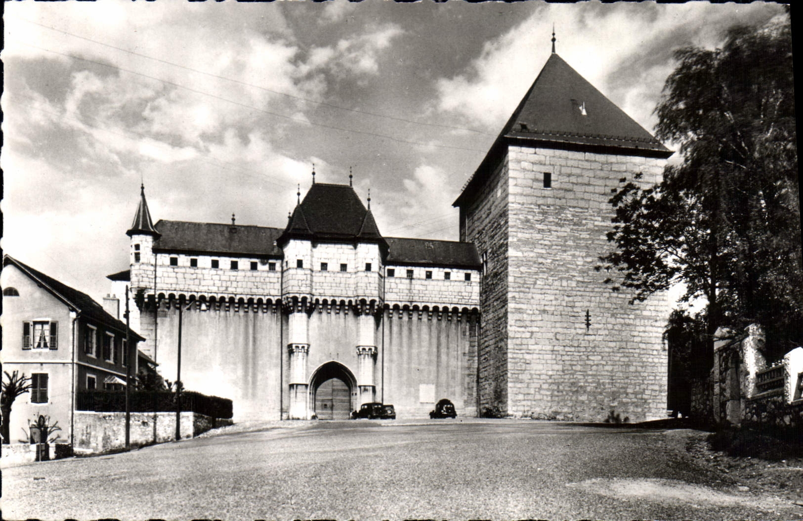Le Vieil Annecy — Le Château des Ducs de Nemours — Éditions du Globe