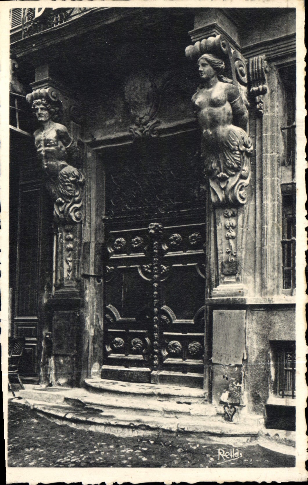 Ornamentales Portal mit Skulpturen — Hotel des Prêcheurs — Aix-en-Provence — Rellás