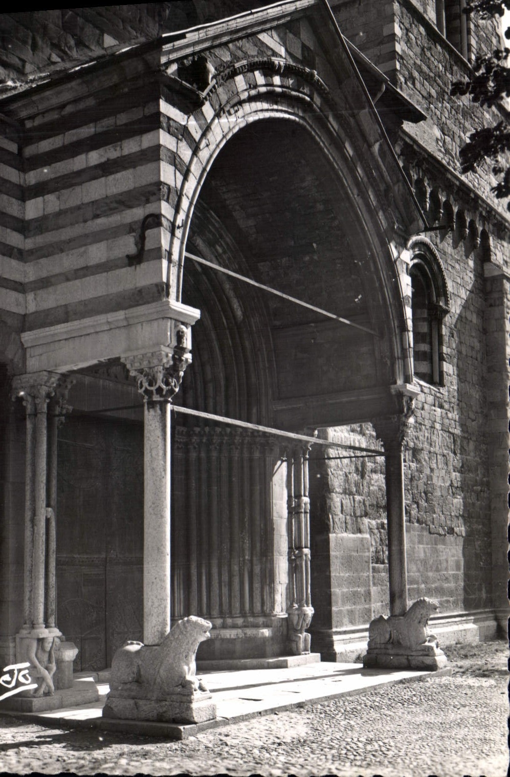 CPA Les Alpes Embrun Porche de la Cathedrale 
