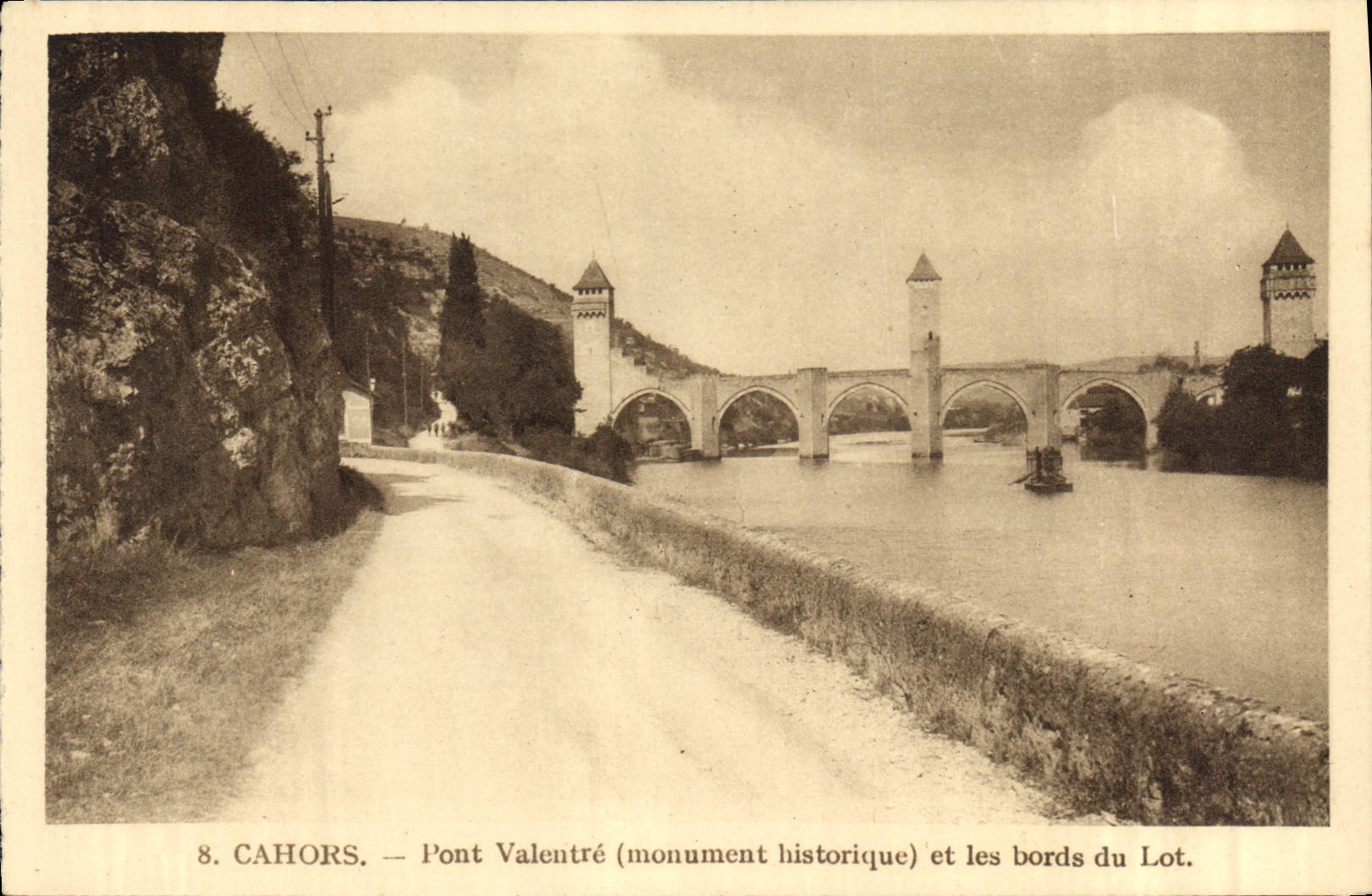 Cahors — Pont Valentré (monument historique) et les bords du Lot.