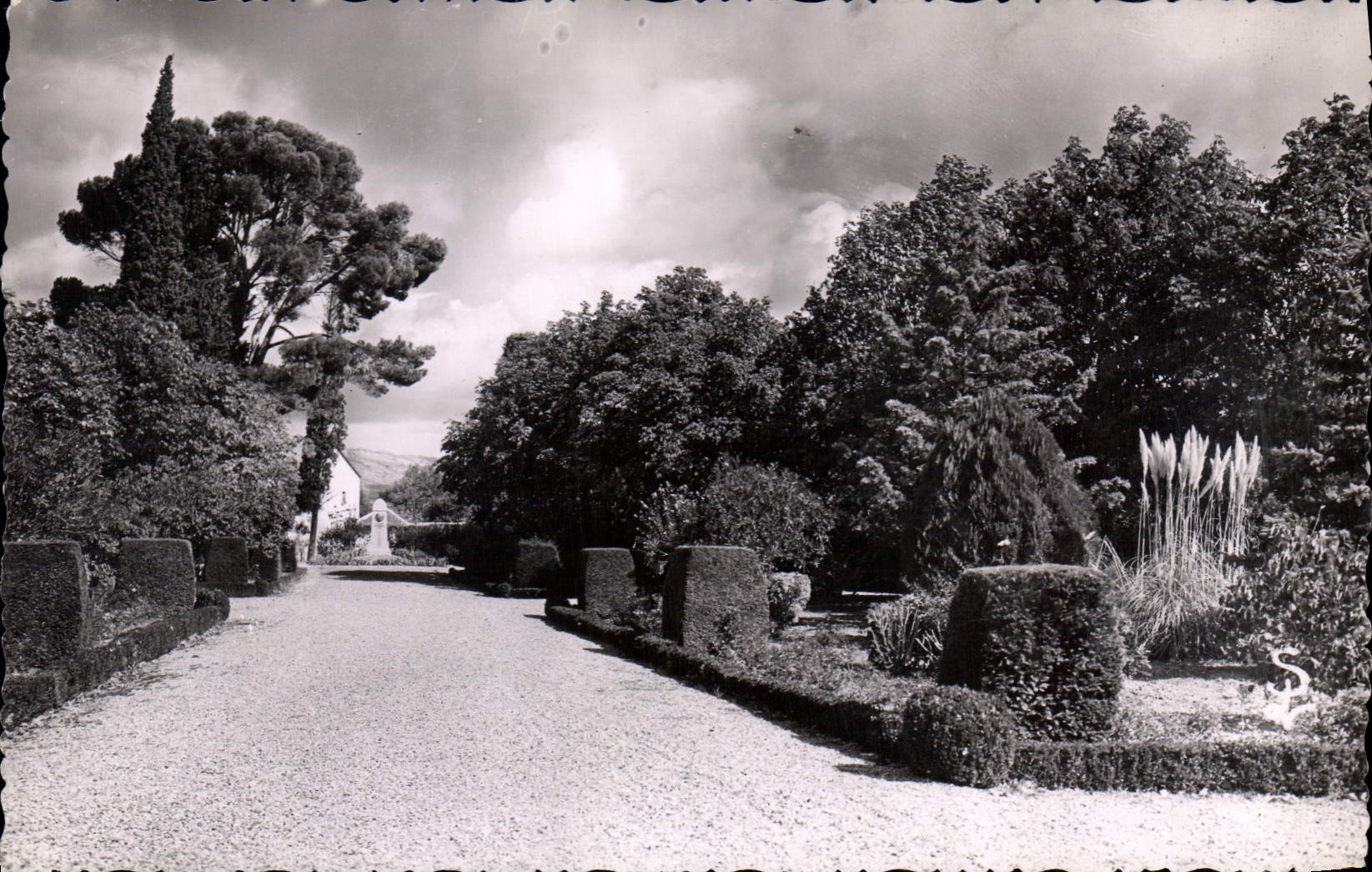 CPA Clermont L'Herault Herault Le Jardin des Poetes 