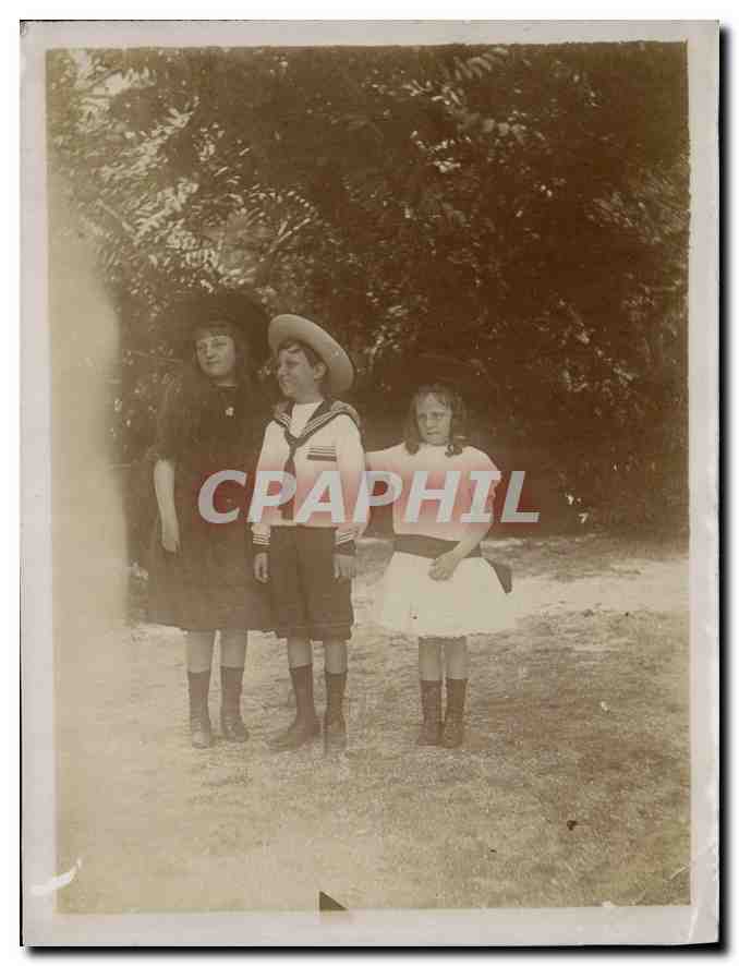 Trois enfants en tenue d'époque — photographie d'extérieur — sans éditeur ni numéro visible