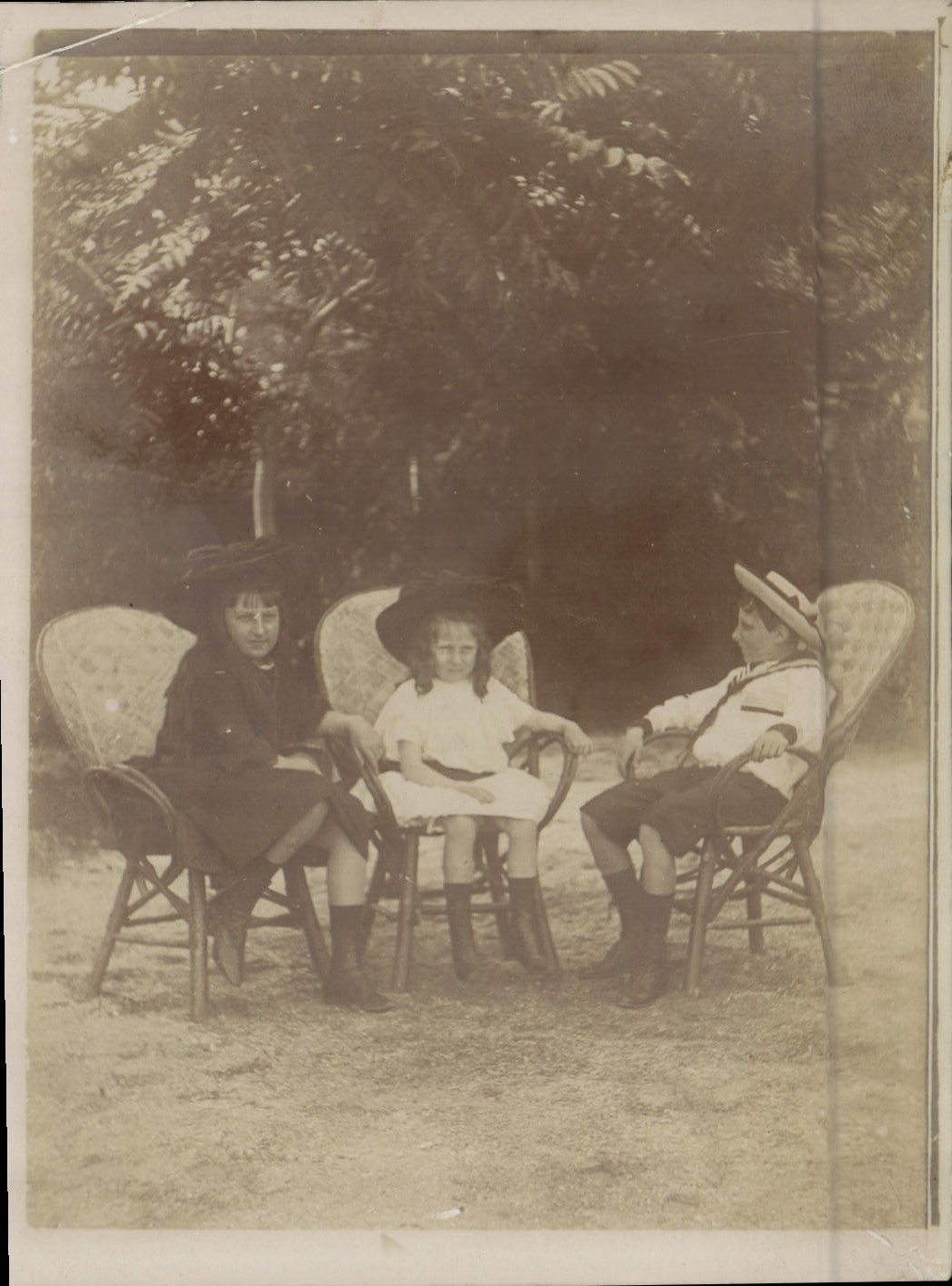Trois enfants en tenue d'époque — scène de jardin — sans éditeur ni numéro visible