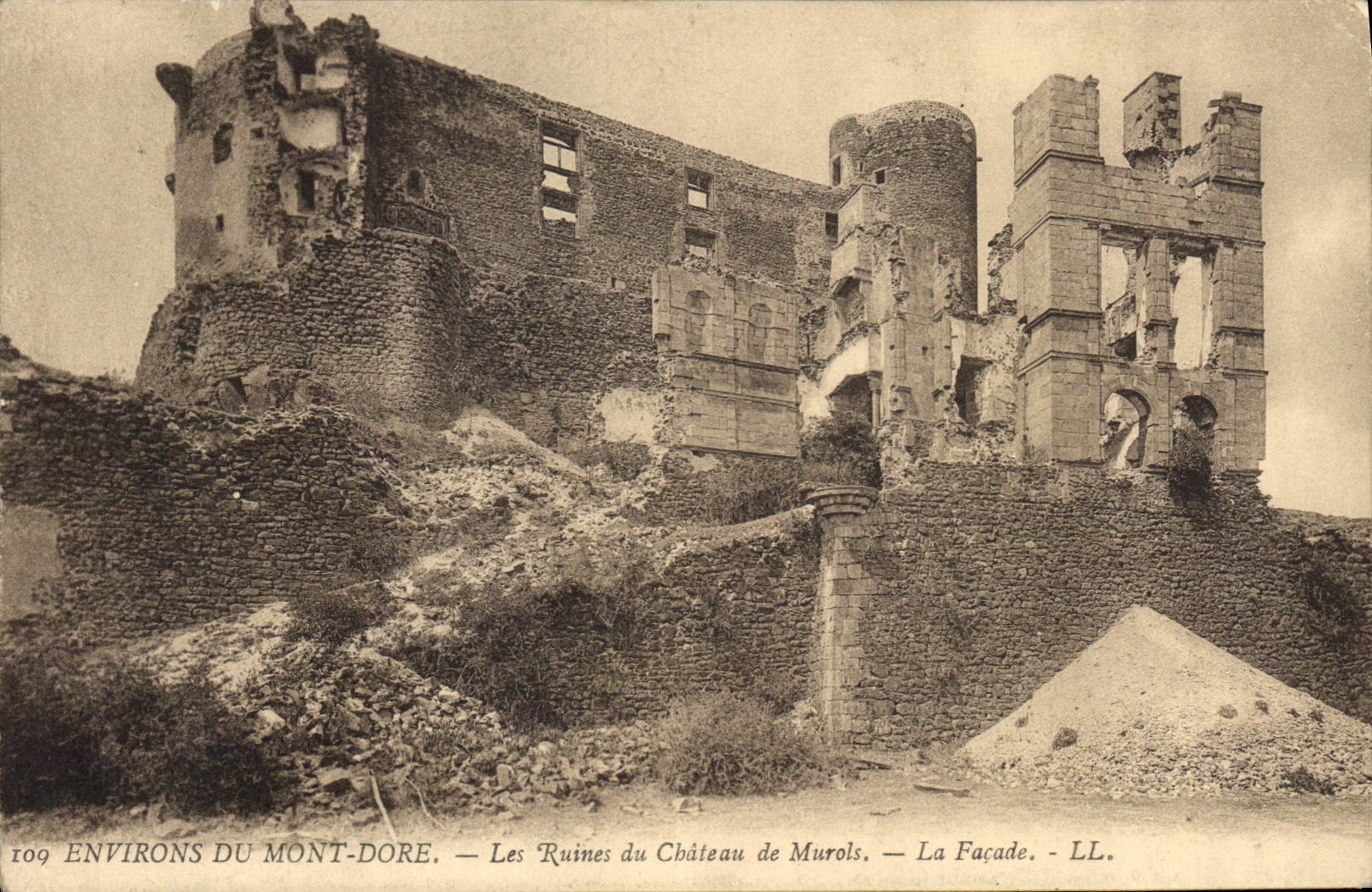 CPA Environs du Mont Dore Les Ruines du Chateau de Murols La Facade 