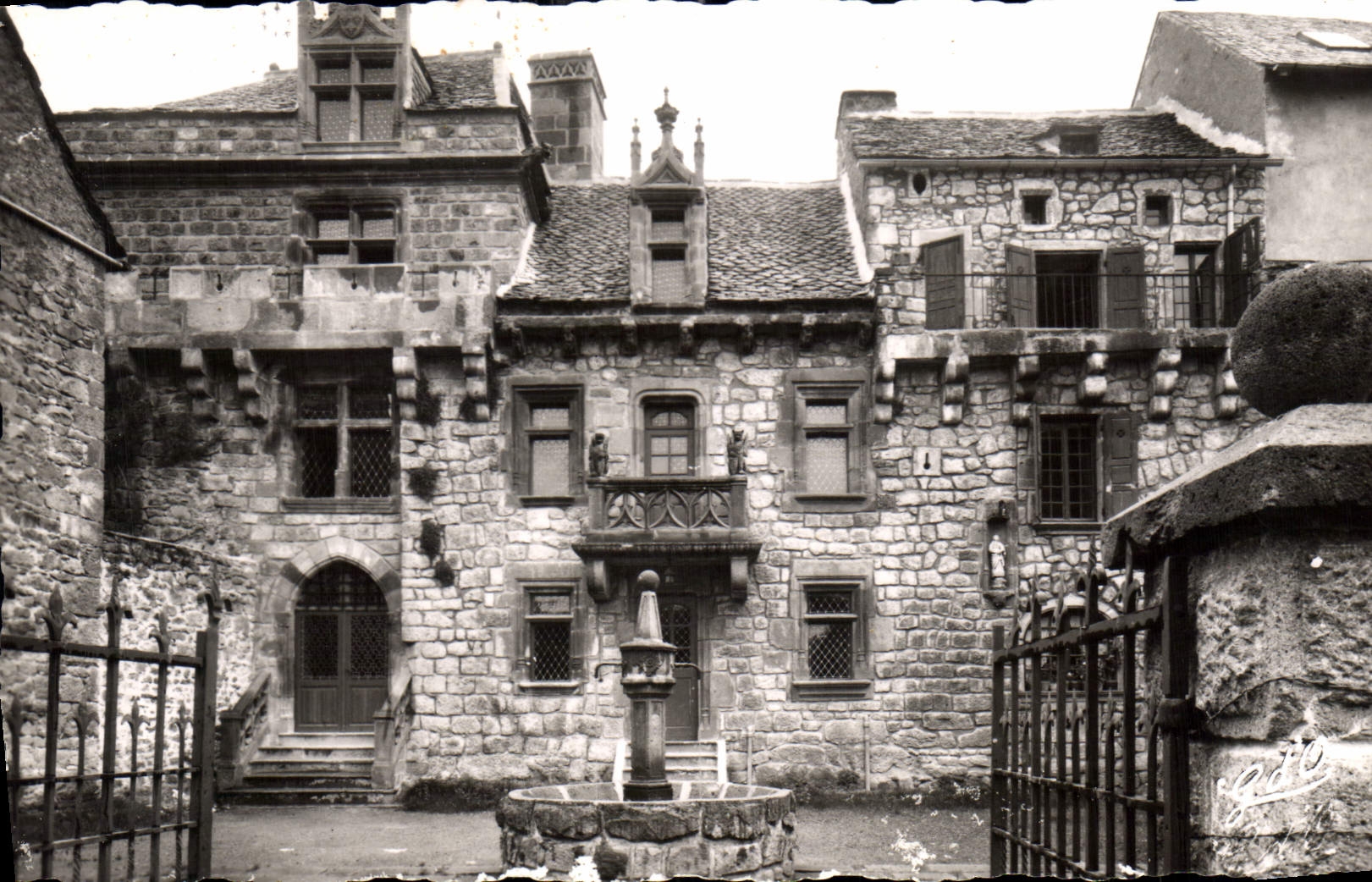 Besse-en-Chandesse — Cour et Maison du XVème siècle, dite « Manoir Sainte-Marie-des-Remparts » — Photo-Édition G.-d-V. (P.-de-D.)