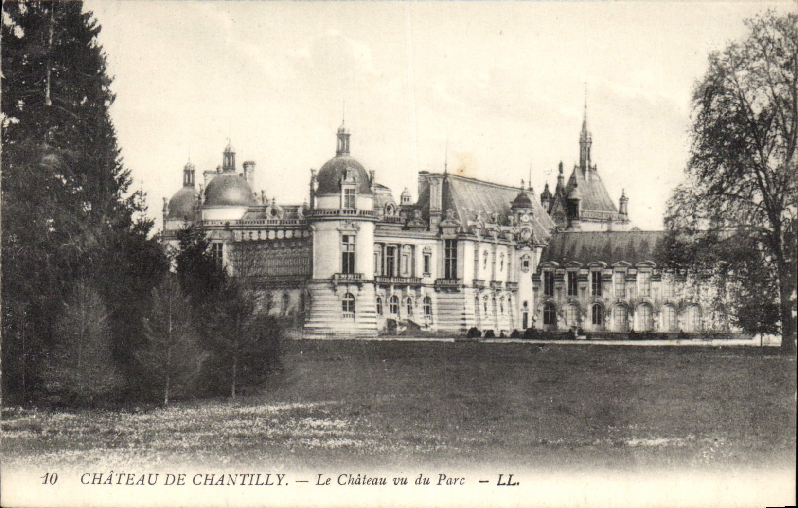 CPA Chateau de Chantilly La Chateau vu du Parc 