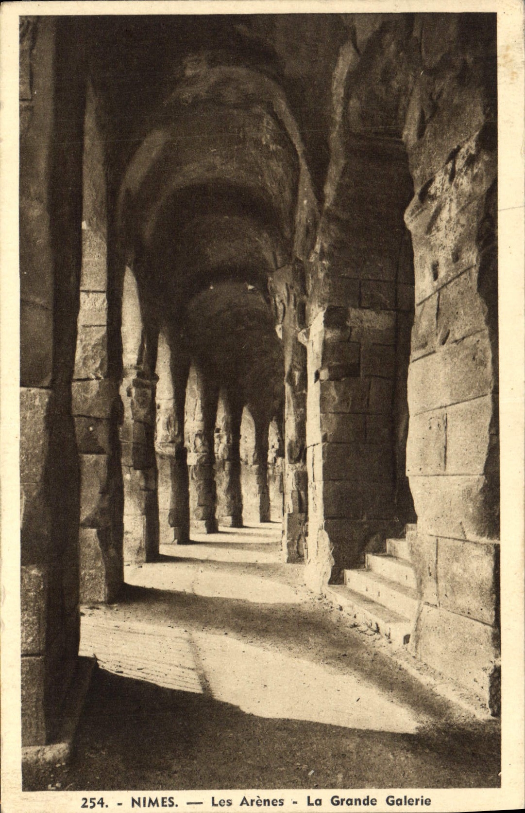 Nîmes — Les Arènes — La Grande Galerie — Éditions « La Cigogne »
