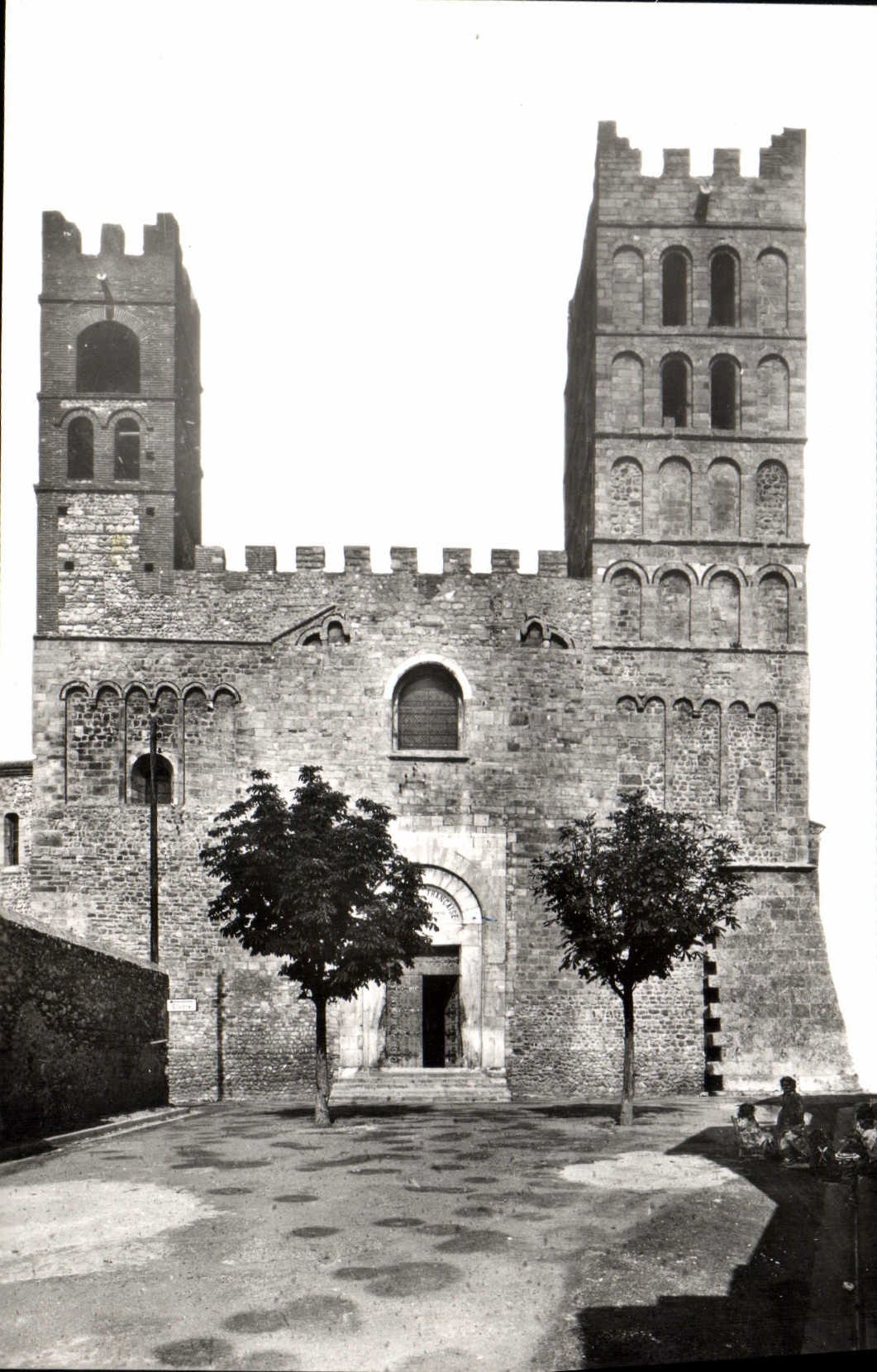 CPA Elne PO Facade de la Cathedrale Xe et Xle 