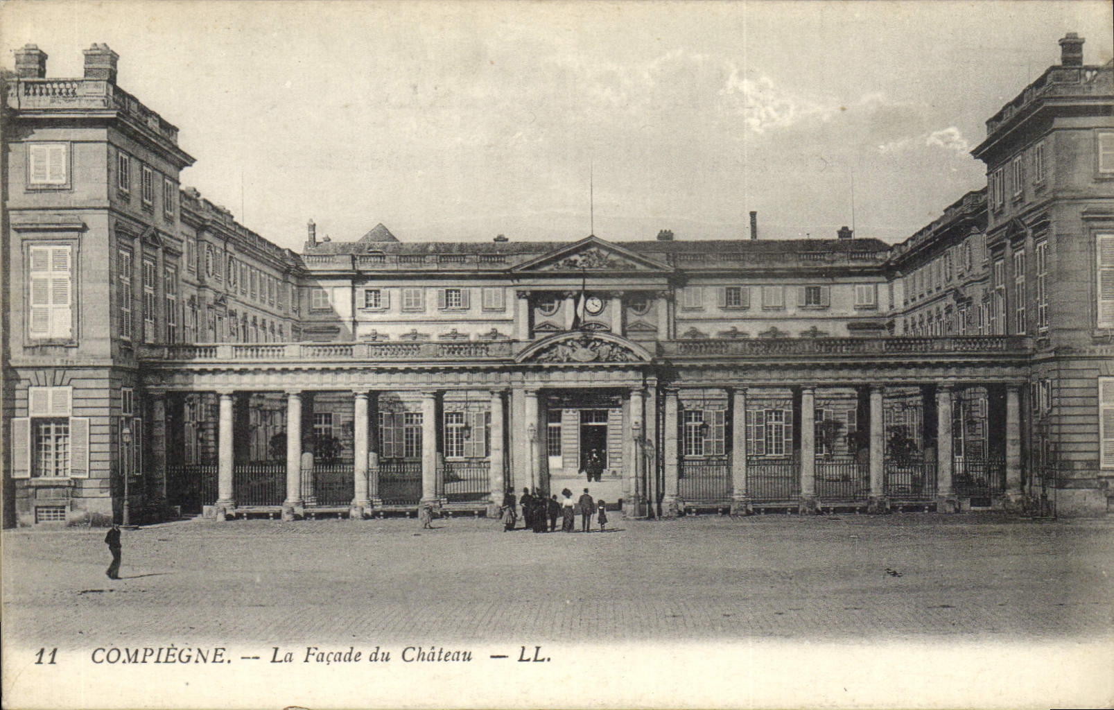 CPA Compiegne La Facade du Chateau 