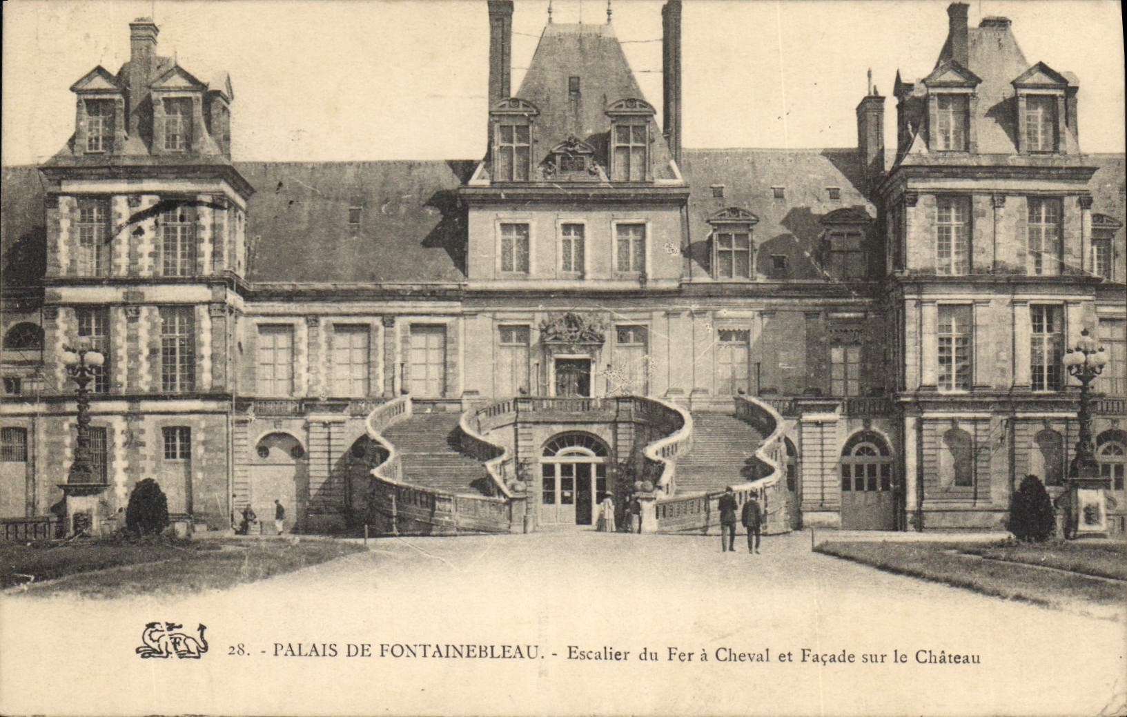 CPA Palais de Fontainebleau Escalier du Fer a Cheval et Facade sur le Chateau