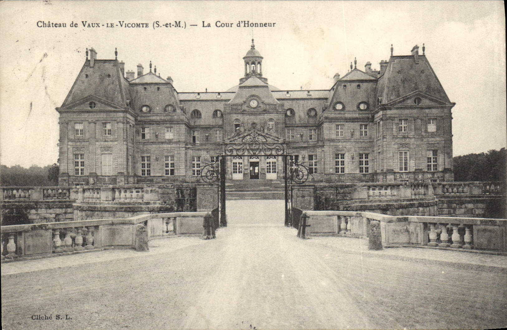 CPA Chateau de Vaux le Vicomte S et M La Cour d'Honneur 