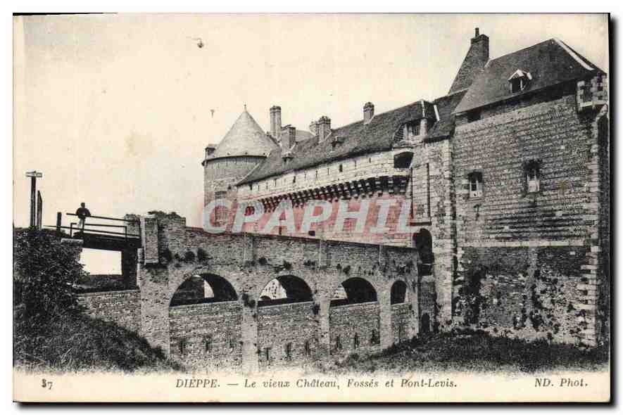 CPA Dieppe Le vieux Chateau Fosses et Pont Levis 