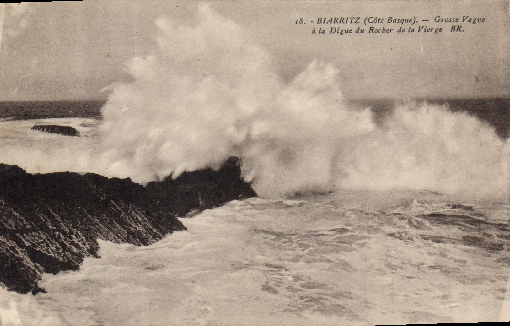 CPA Biarritz Cote Basque Grosse Vague a la Digue du rocher de la Vierge 
