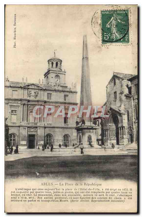 CPA Arles la place de la Republique 