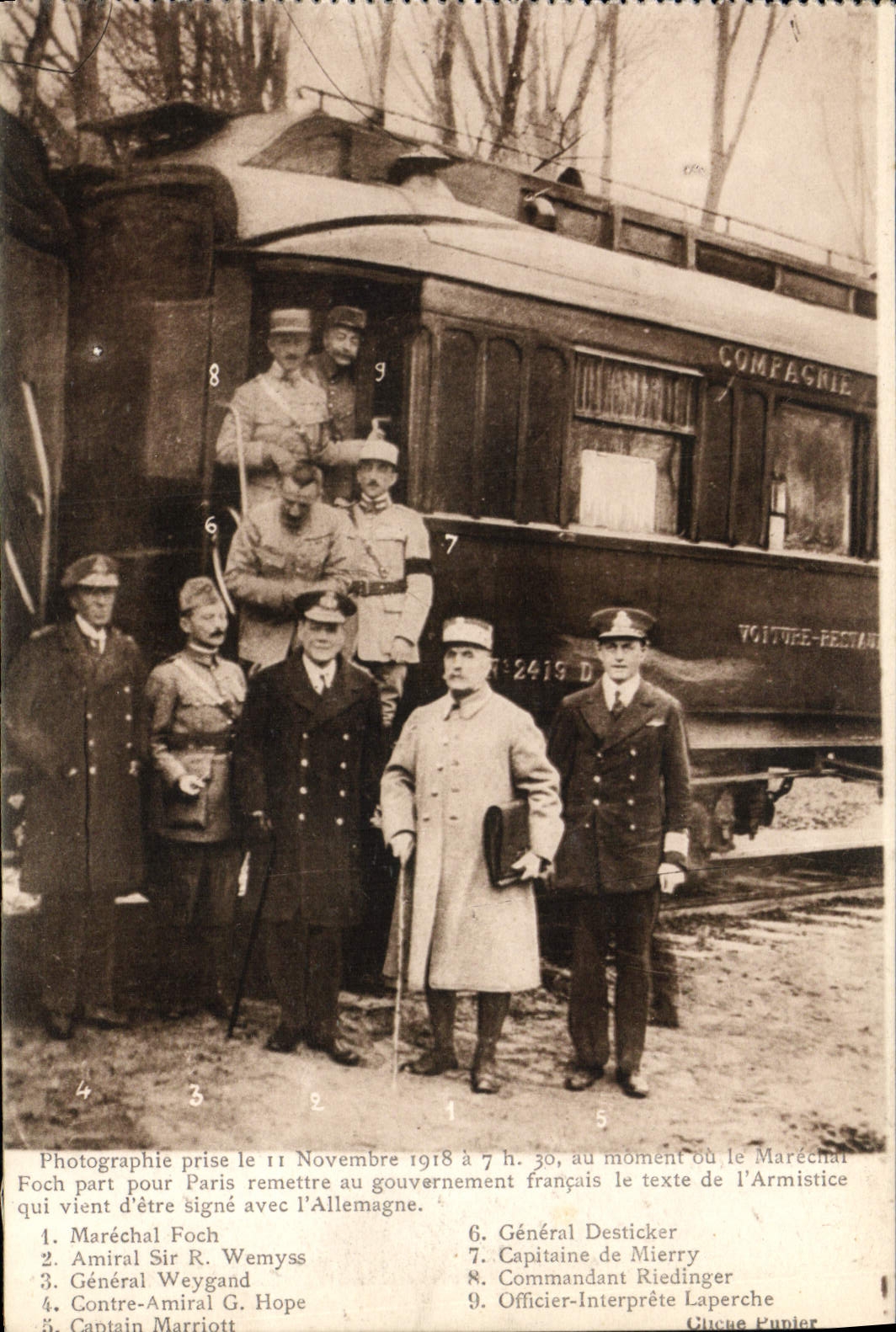 CPA Photographie prise le 11 Novembre 1918 a 7h 30 au moment ou le Marechal Foch part pour paris rem