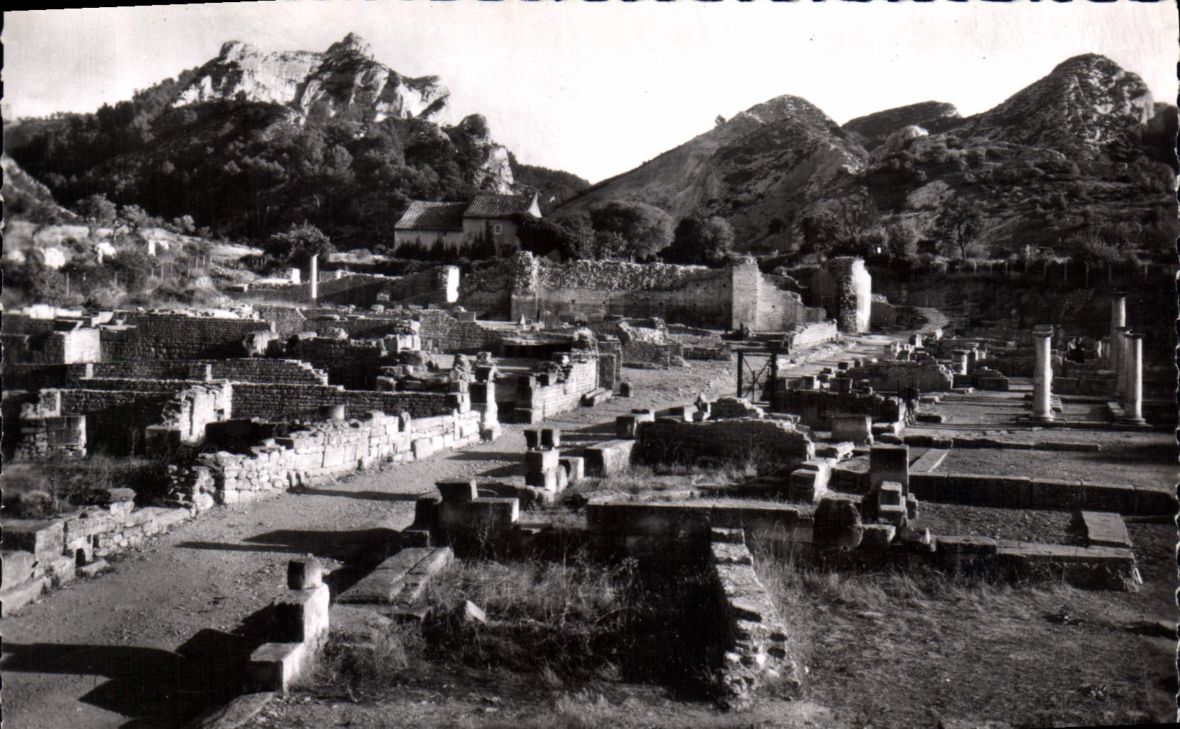 Les Fouilles de Glanum et les Alpilles — Paysages de Provence — Éditions Chemin-Neuf, Lyon, n° 63314