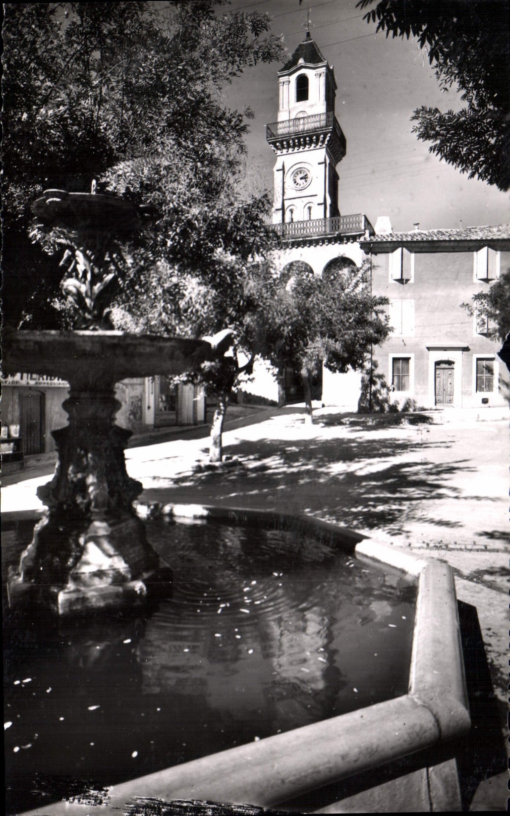 CPM Vauvert Gard La Place et la tour de l'Horloge 