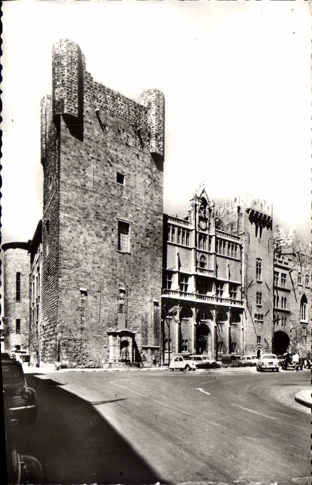 CPM Narbonne Aude L'Hotel de Ville et sa Tour Sarrasine 