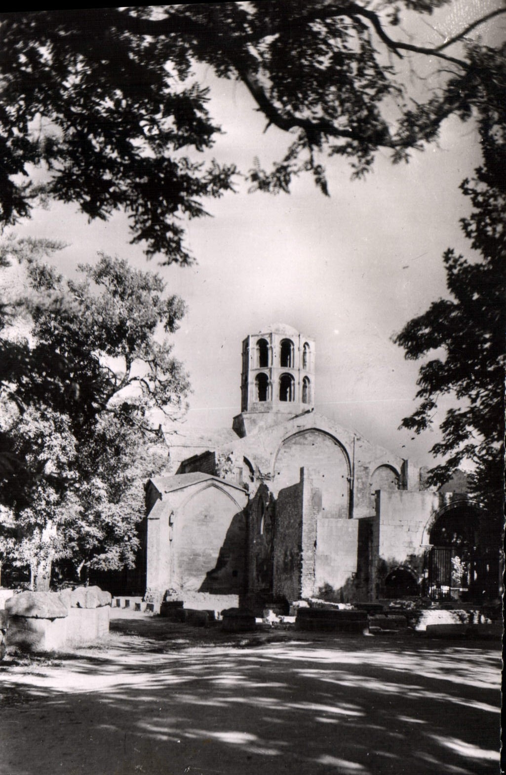 Chapelle des Alyscamps — Arles (B. du Rh.) — Éditions S.L. Lyon