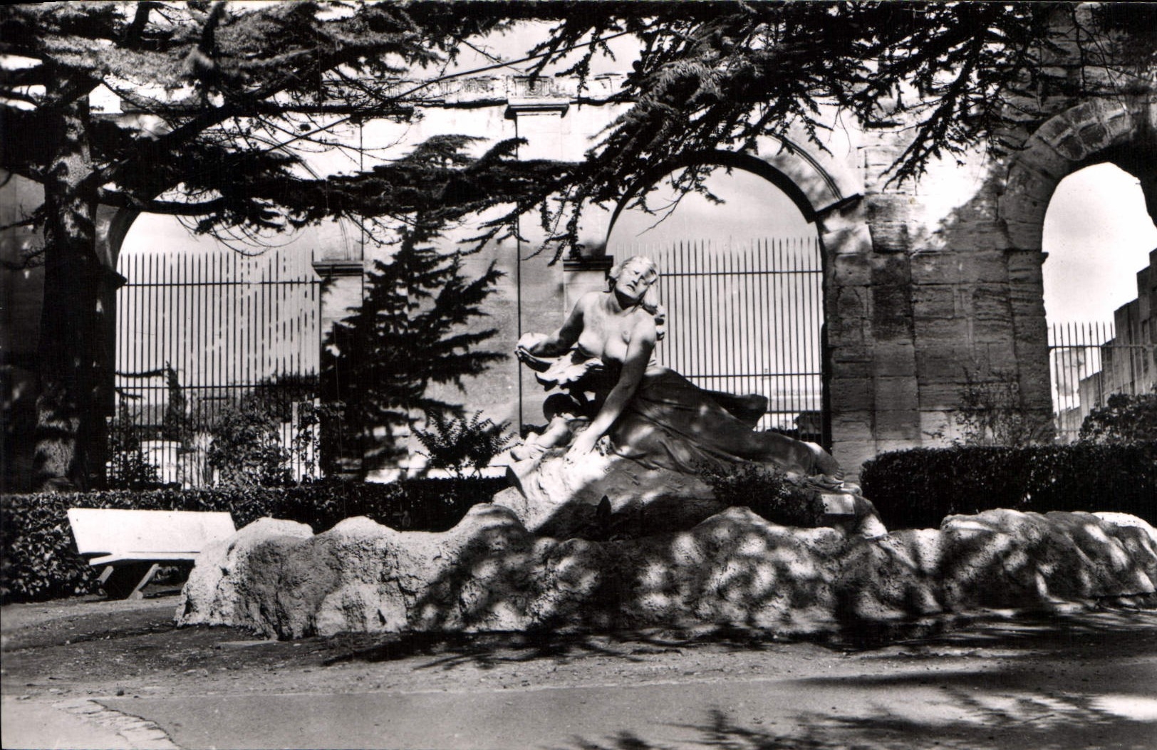 Jardin des Lices — Arles (B.-du-Rh.) — Éditions des Frères Lumière, n° 10474