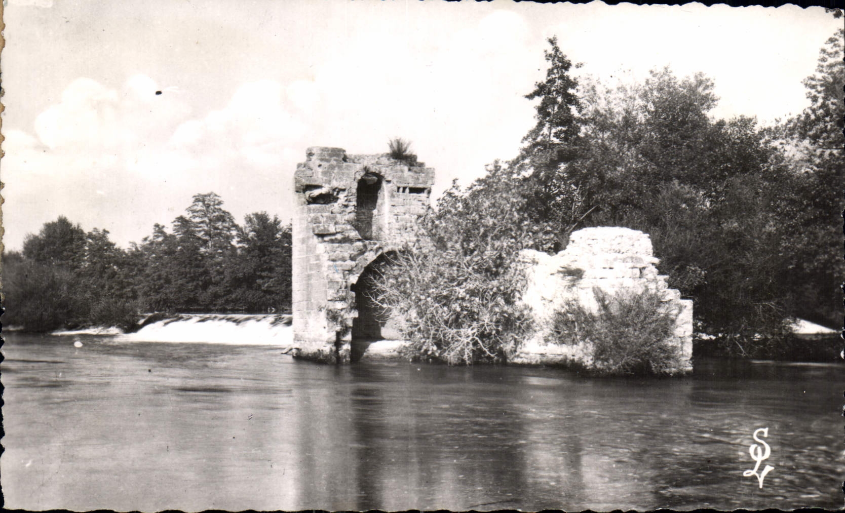 CPM Remoulins Gard Moulin de Ferragut IX siecle 