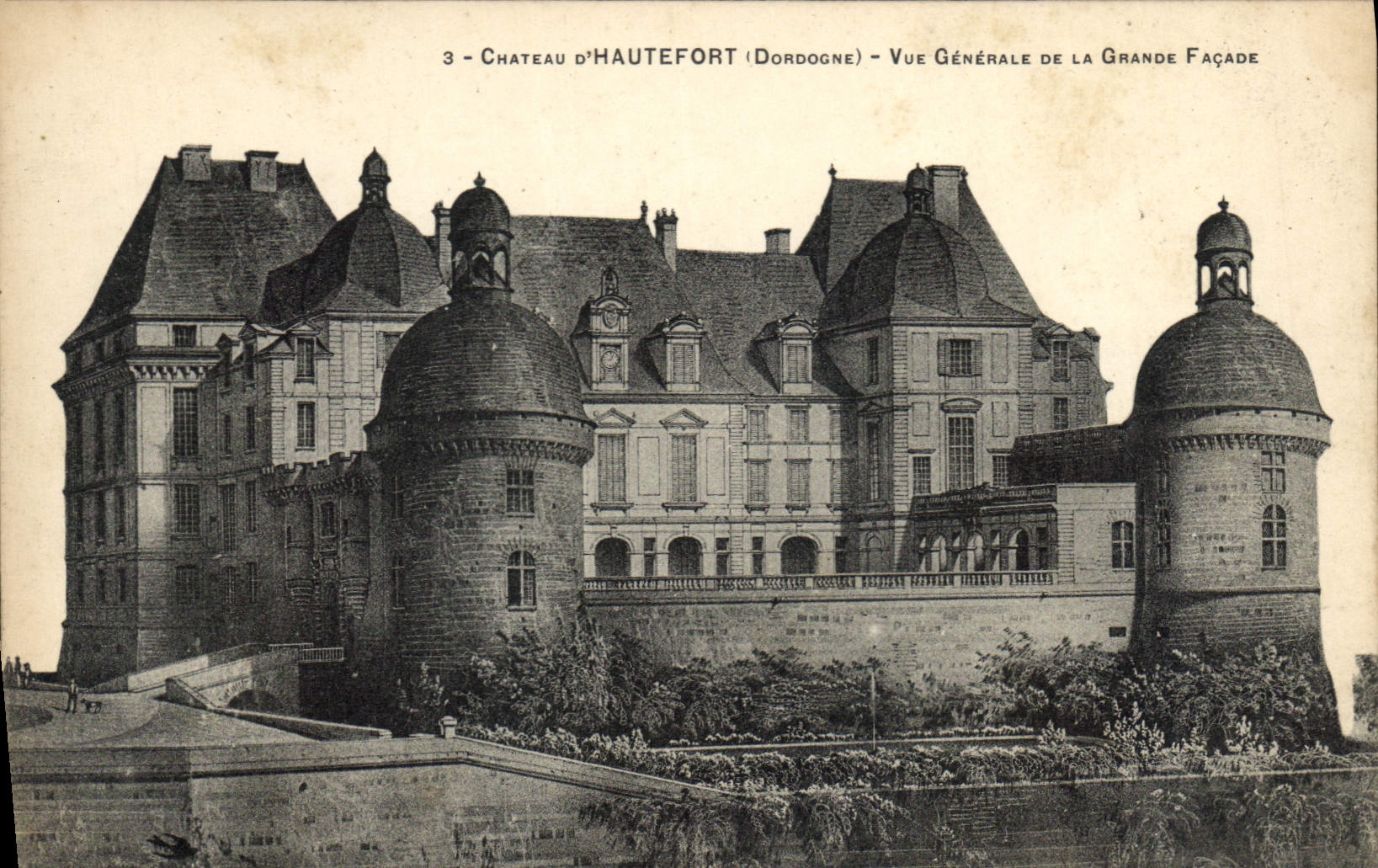 CPA Chateau d'Hautefort Dordogne vue generale de la Grande Facade 