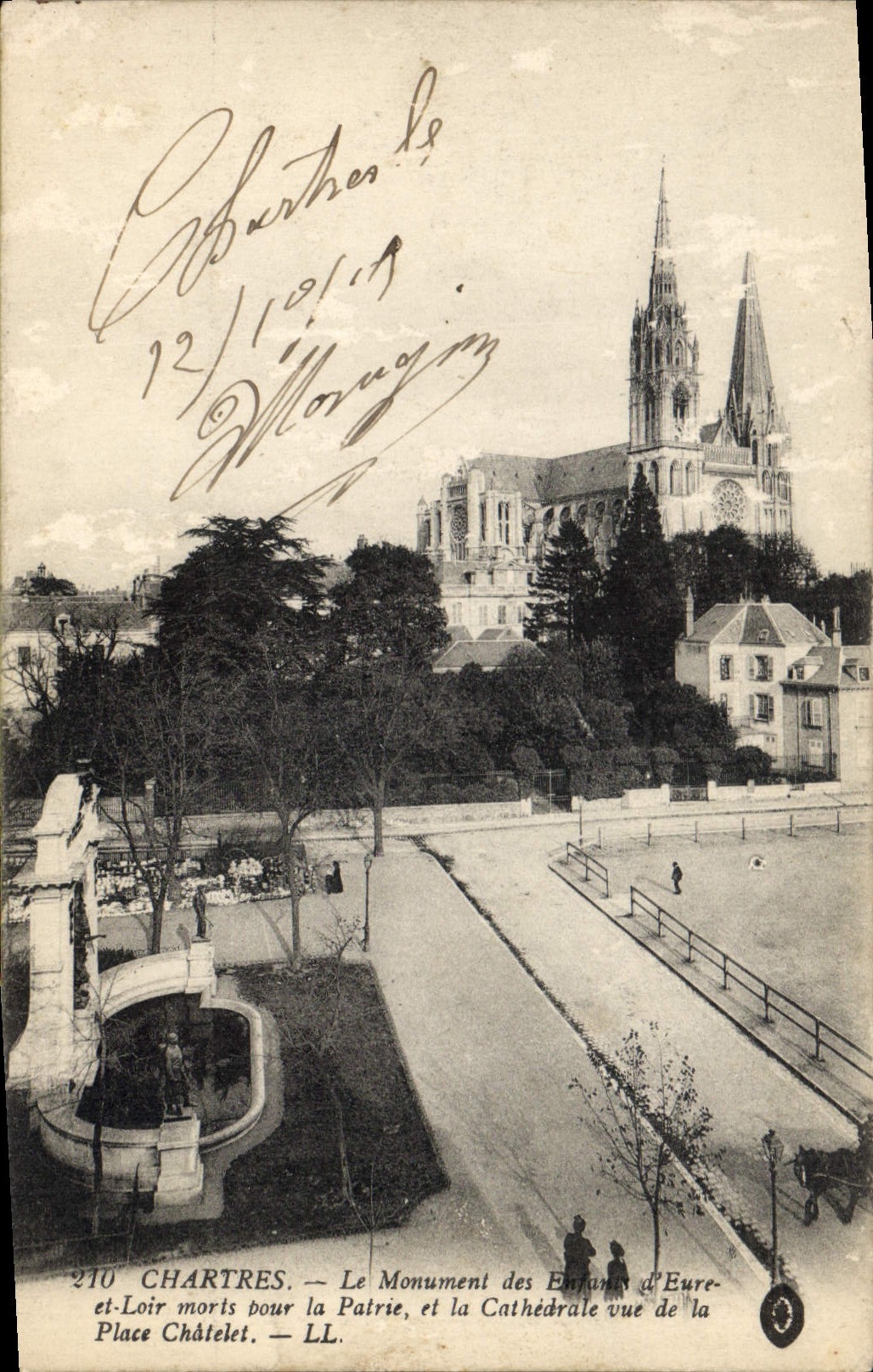Chartres — Le Monument des Enfants d'Eure-et-Loir morts pour la Patrie, et la Cathédrale vue de la Place Châtelet — LL, n°210