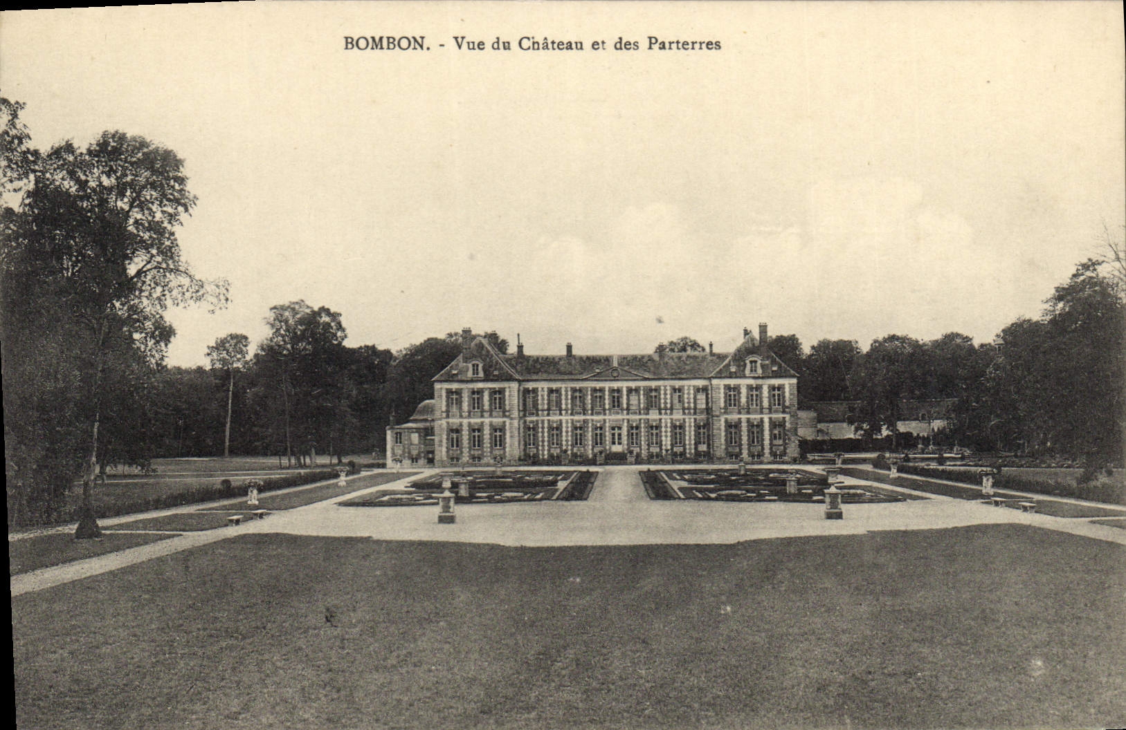 CPA Bombon vue du chateau et des Parterres 