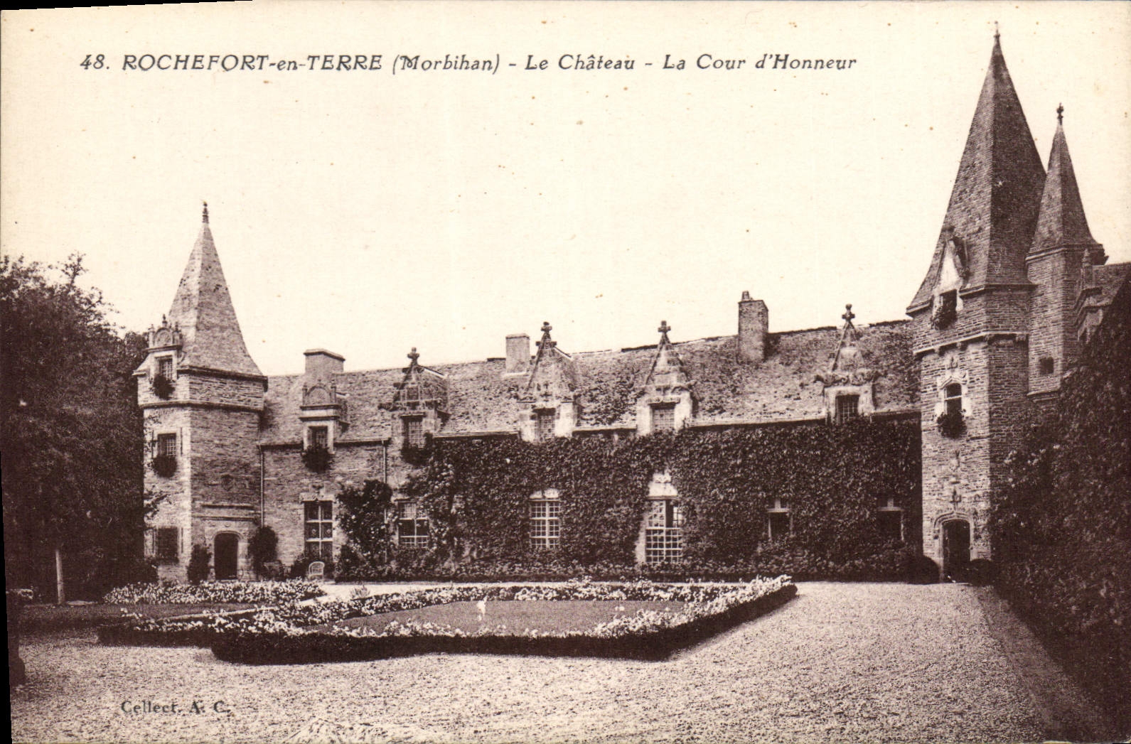 CPA Rochefort en Terre Morbihan le chateau la Cour d'Honneur 