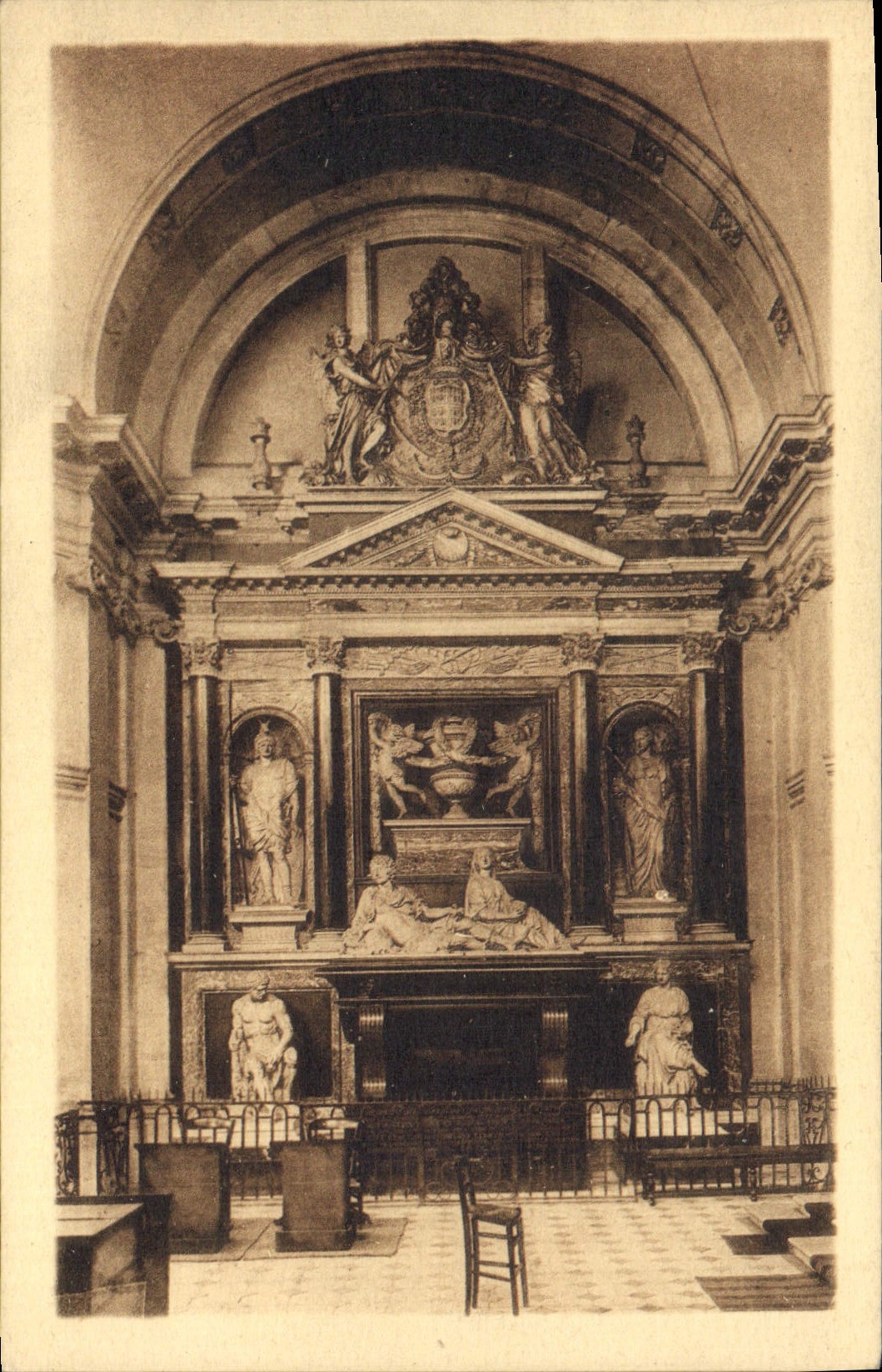 CPA Moulins le Tombeau du Duc de Montmorency XVII S M H Lycee Banville 