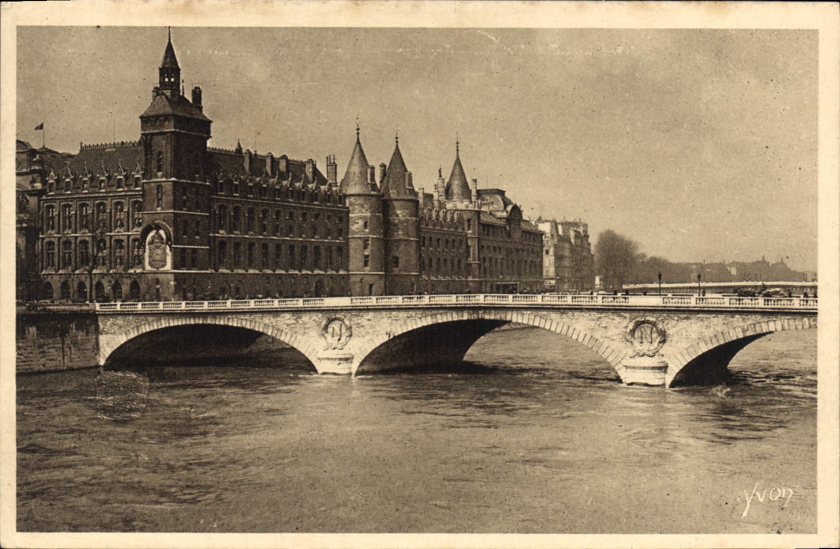 CPA Paris en Flanant le palais de justice et le Pont au Change 