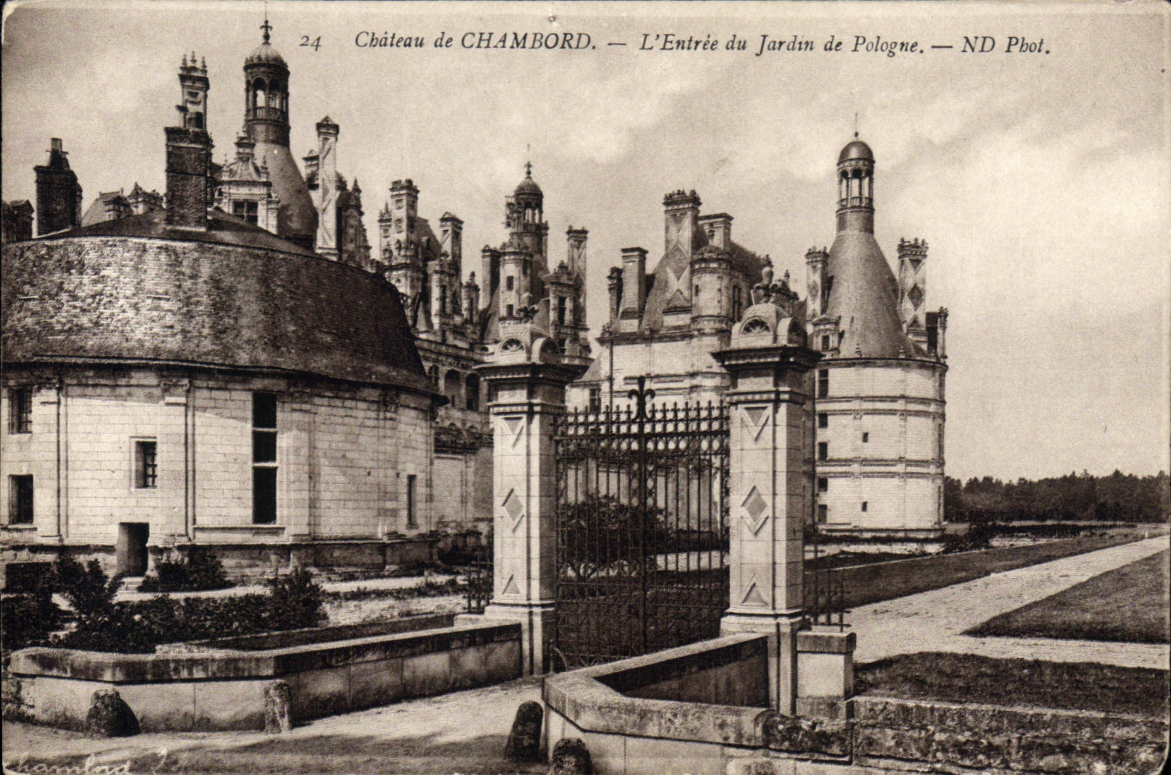 CPA Chateau de Chambord l'Entree du jardin de Pologne 