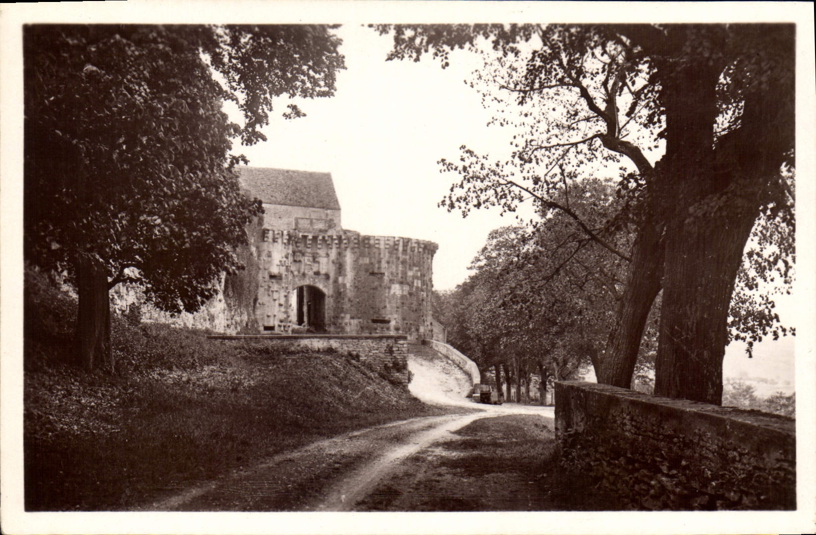 Vézelay — Promenade des Fossés et la Porte Neuve — Collection M. D.