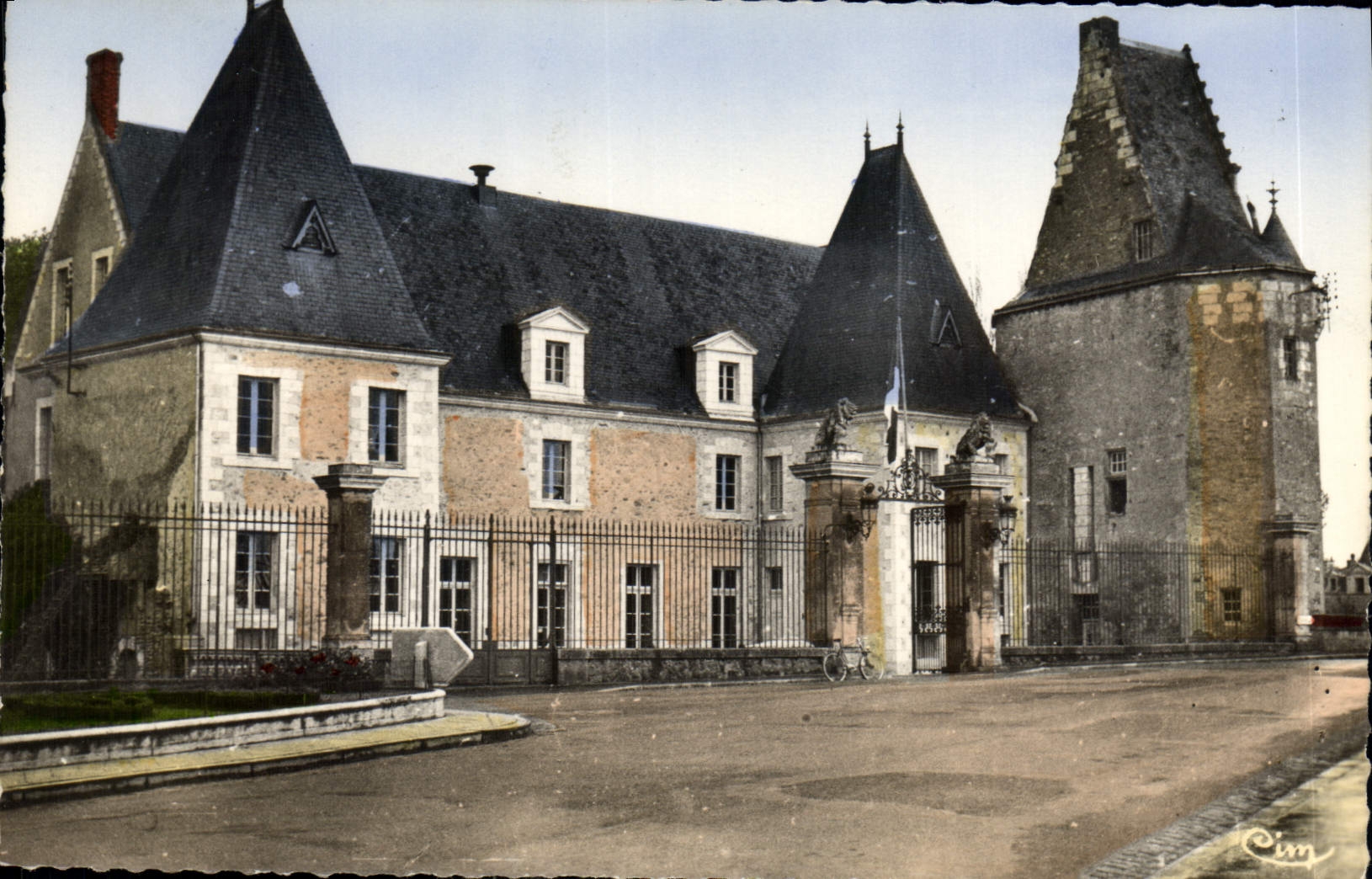 CPA La Fleche Sarthe le chateau des Carmes hotel de Ville 