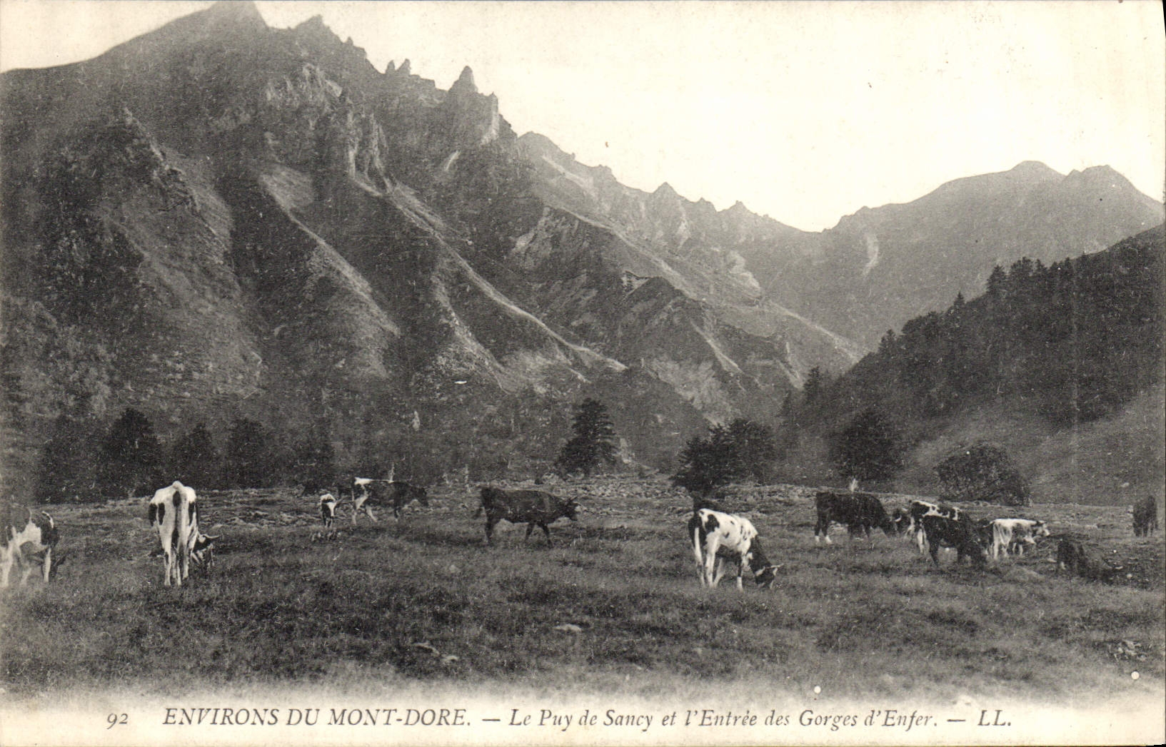 CPA Environs du Mont Dore le Puy de Sancy et l'entree des Gorges d'Enfer Vaches