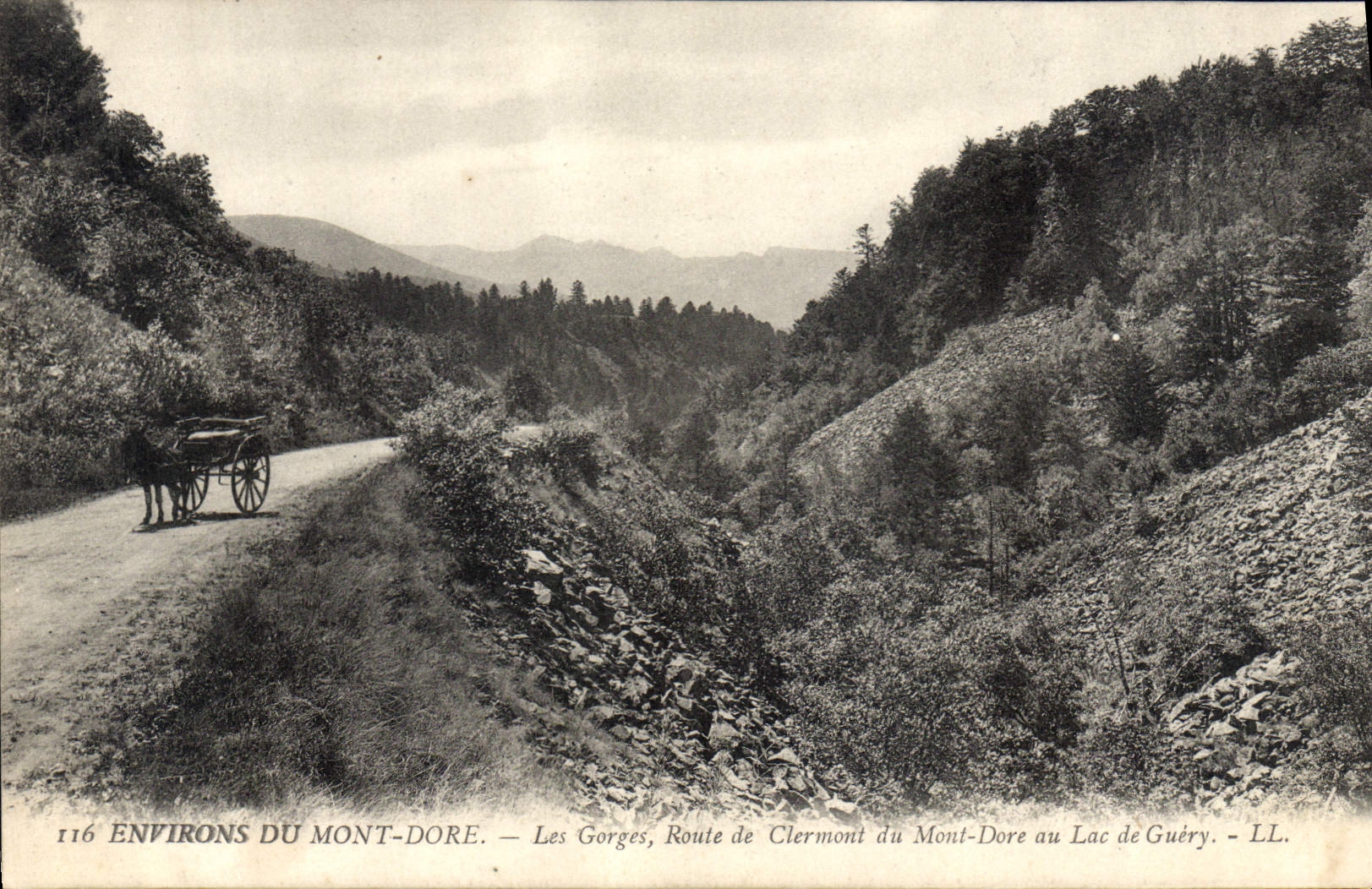 CPA Environs du Mont Dore les Gorges Route de Clermont du Mont Dore au Lac de Guery 