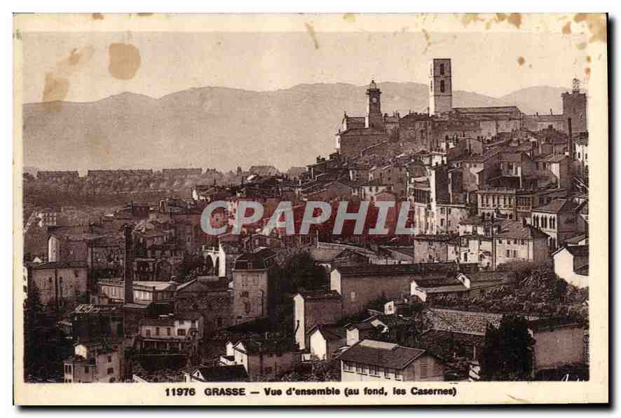 CPA Grasse vue d'ensemble au fond les Casernes 