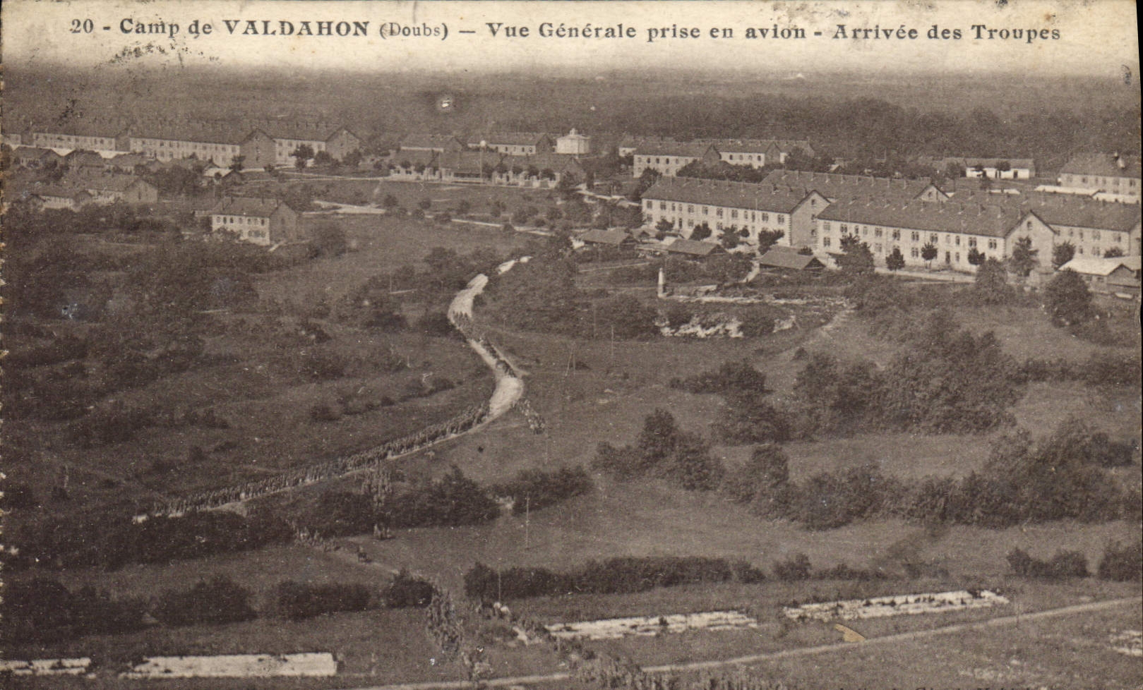 Camp de VALDAHON (Doubs) — Vue Générale prise en avion — Arrivée des Troupes