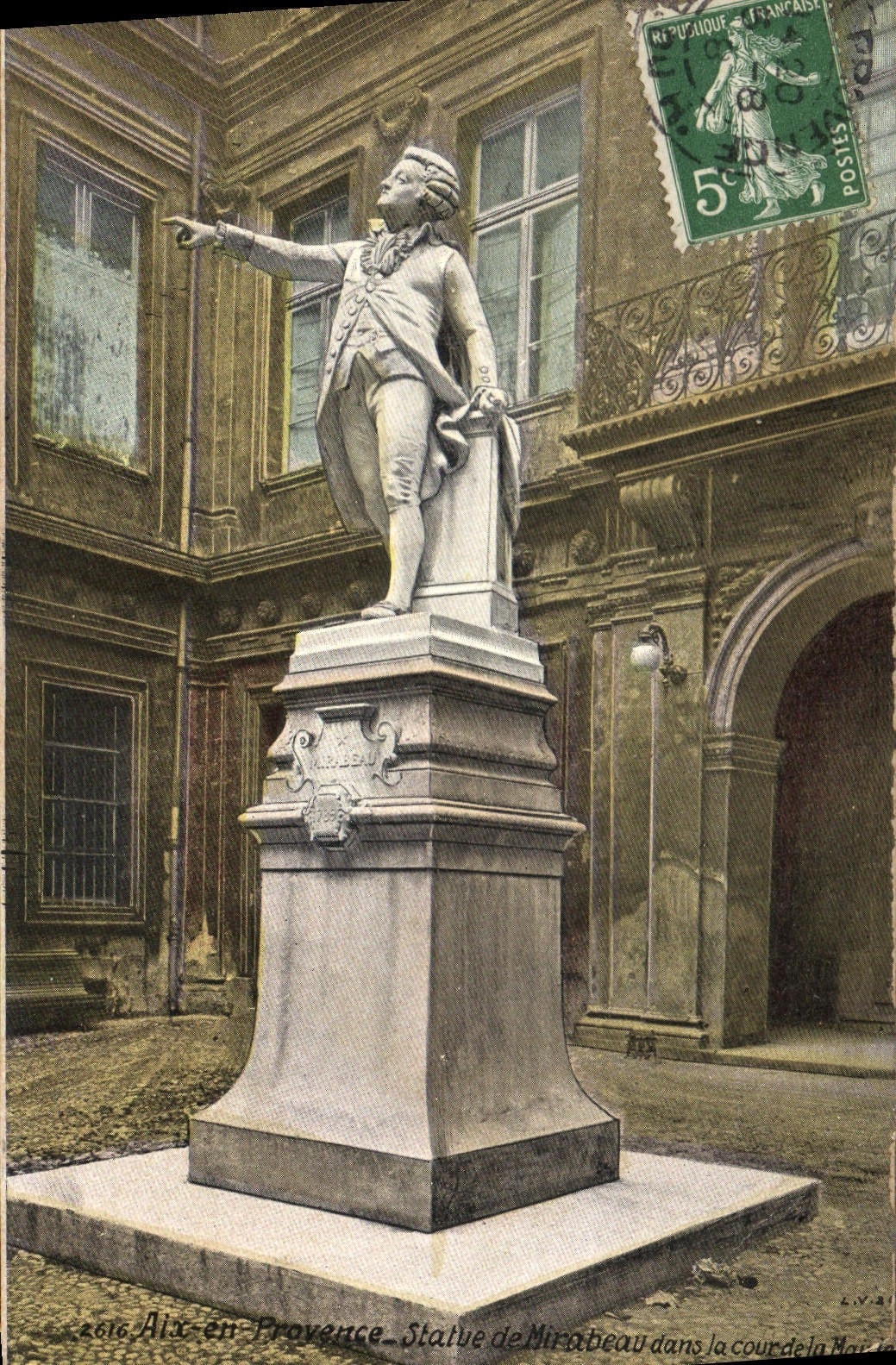 Aix-en-Provence — Statue de Mirabeau dans la cour de la Mairie — LVA