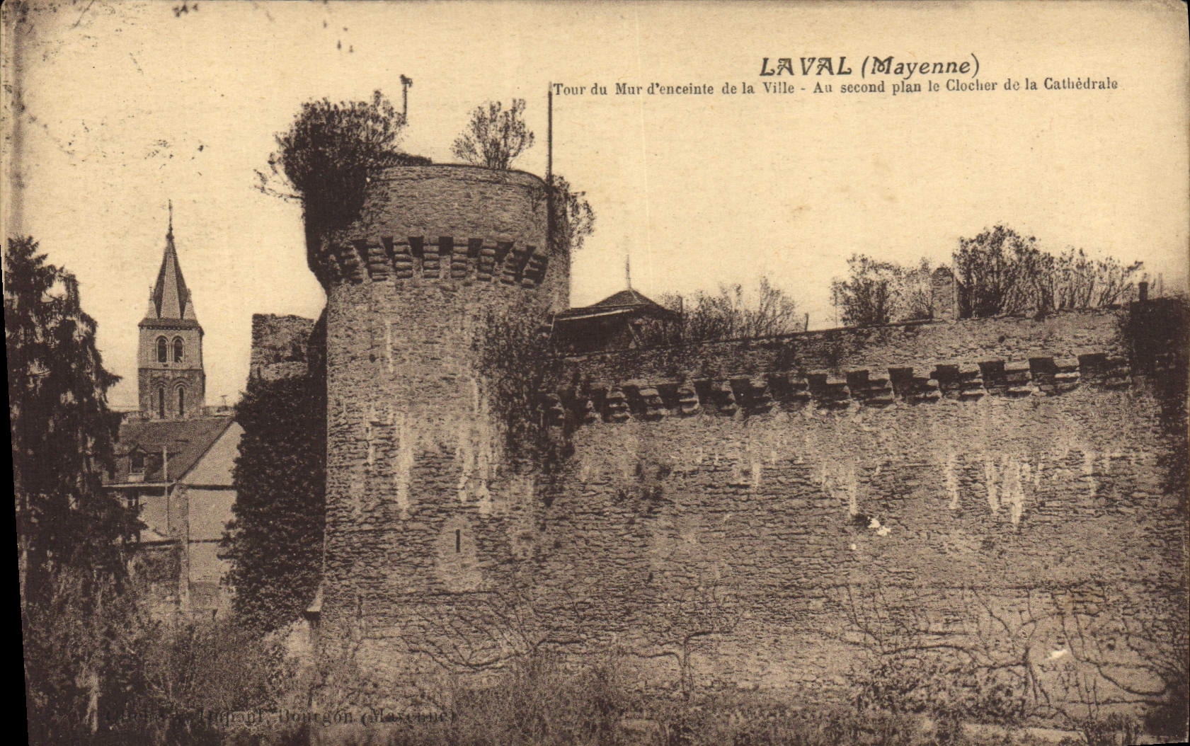 Laval (Mayenne) — Turm der Stadtmauer und Kirchturm der Kathedrale — Verlag: L. Drougon (Mayenne)
