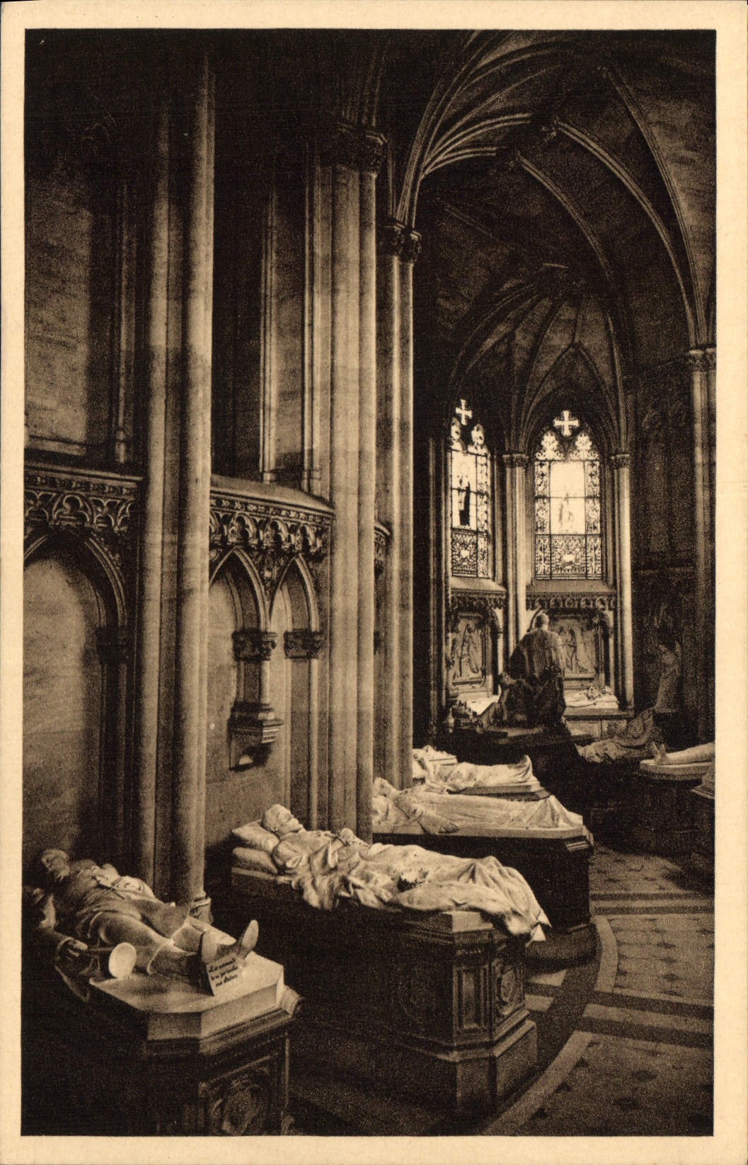Dreux - Kapelle Saint-Louis — Allgemeiner Blick auf die Grabmale — Ausgabe der Magasins Réunis