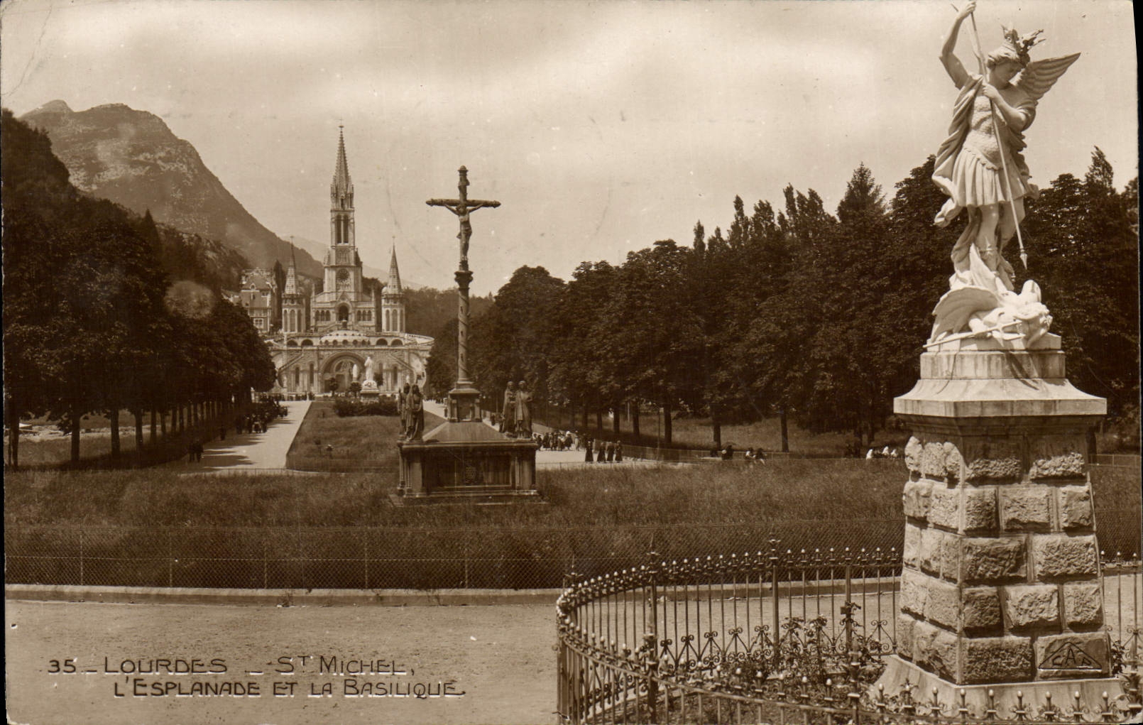 CPA Lourdes St MichelEsplanade et la Basilique 