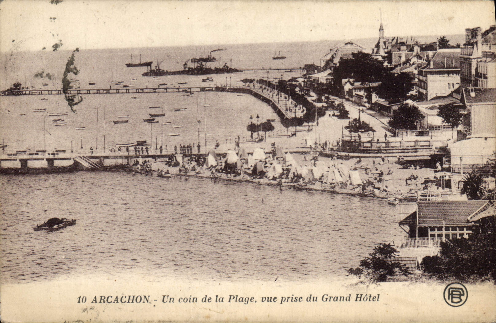 Arcachon - Un coin de la Plage, vue prise du Grand Hôtel — éditeur R.P. n°10
