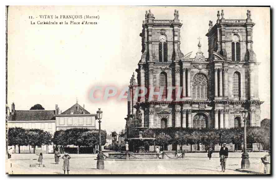 CPA Vitry le Francois Marne La Cathedrale et la Place d'Armes 