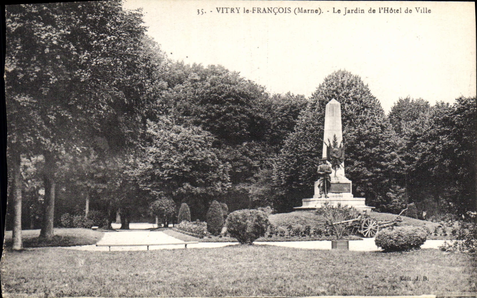 CPA Vitry le Francois Marne Le Jardin de l'Hotel de Ville 