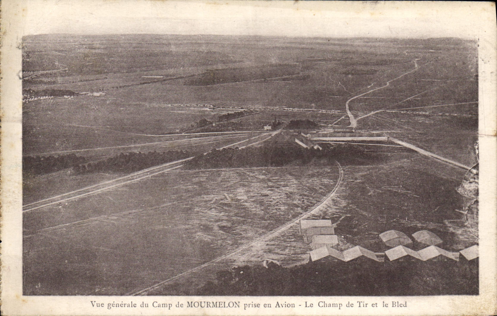 CPA Vue generale du Camp de Mourmelon prise en Avion Le Champ de Tir et le Bled 