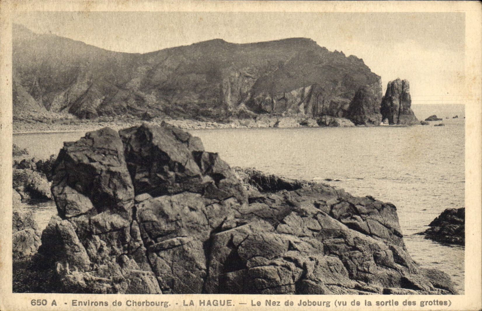 Environs de Cherbourg — LA HAGUE — Le Nez de Jobourg (vu de la sortie des grottes)