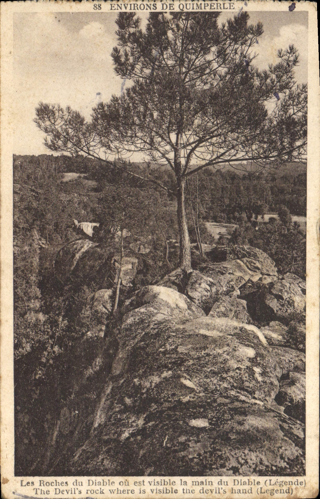 CPA Environs de Quimperle Les Roches di Diable ou est visible le main du Diable 