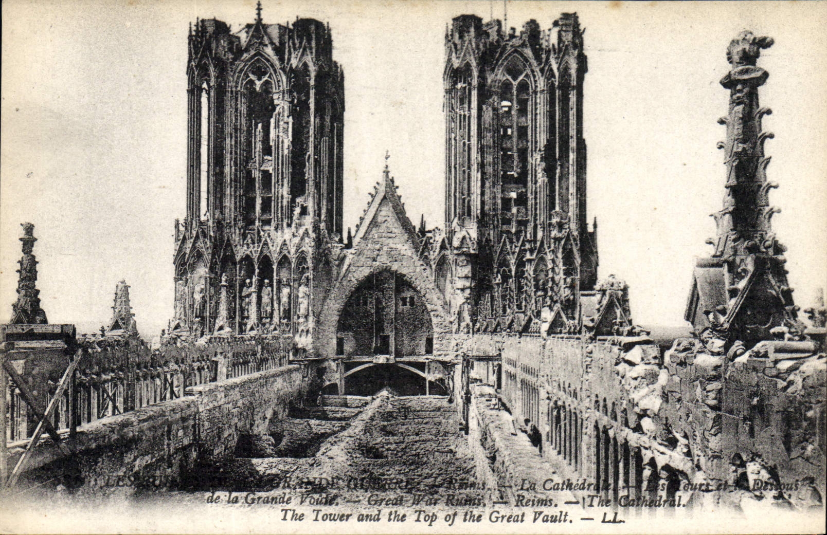 Les Tours et le Dessous de la Grande Voûte — Reims — La Cathédrale