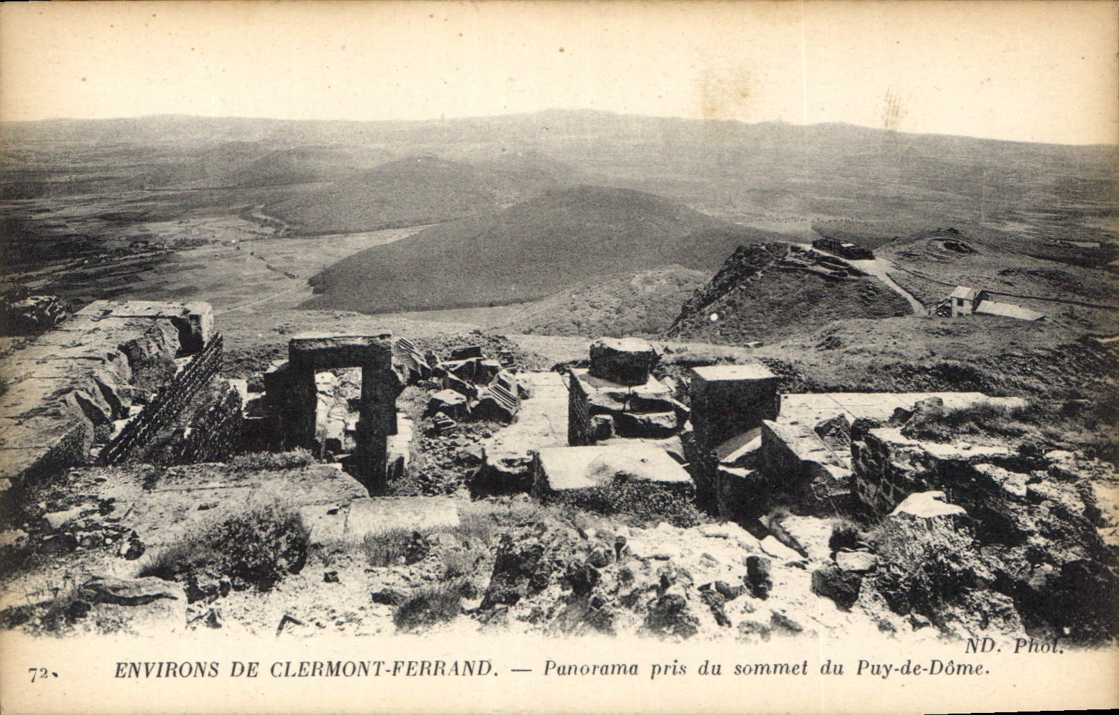 Environs de Clermont-Ferrand — Panorama pris du sommet du Puy-de-Dôme. ND. Phot.